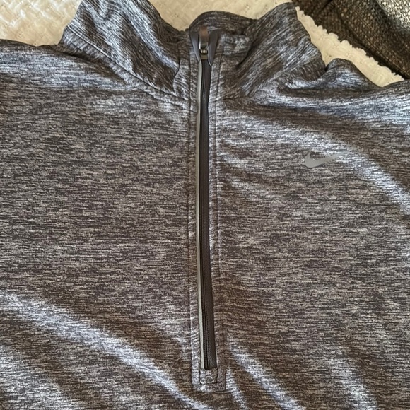Gently Loved Women’s Gray Quarter-Zip Long Sleeve Top by NIKE Running - Picture 2 of 9
